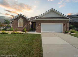 708 Pinecreek Dr, Fenton, MI 48430