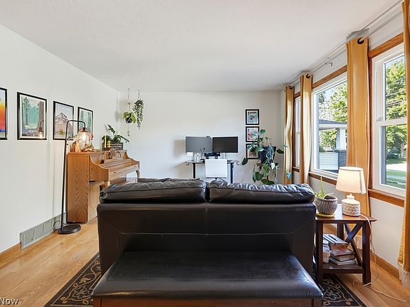 5th image of 445 N Lyman St