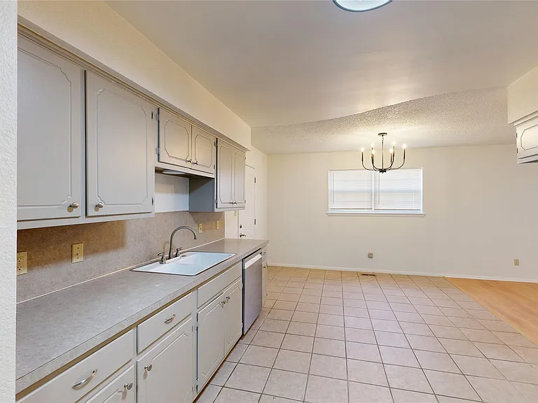 503 W C St — Photo 10