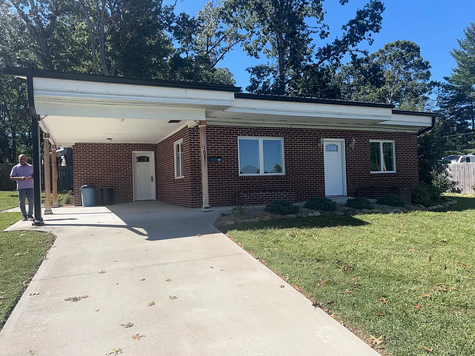 103 Fairground Ave