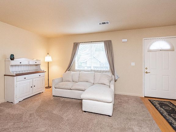 4th image of 1384 Oak Ridge Dr