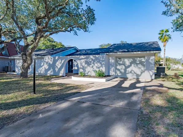 3 S Lake Dr, Rockport, TX 78382