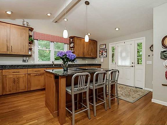 4th image of 183 Shirley Dr