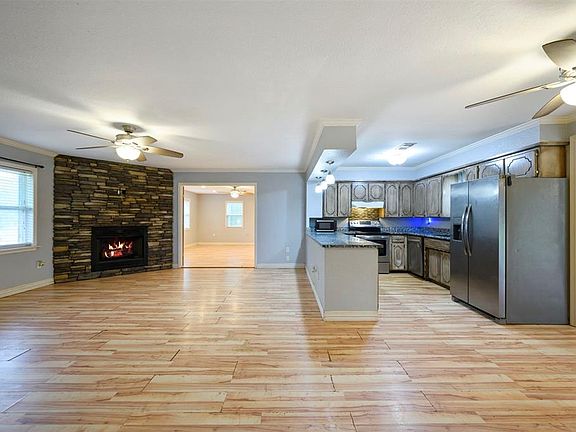 4th image of 221 Randall Rd