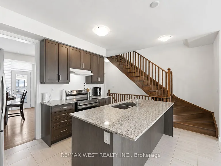 55 Holyrood Cres — Photo 14