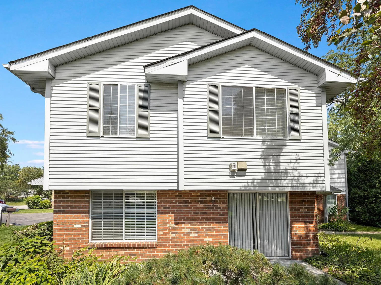 3 bed, 1.5 bath, 1255 sqft, $2,700 — Photo 1