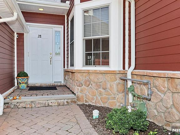 4th image of 28 Turnberry Ln