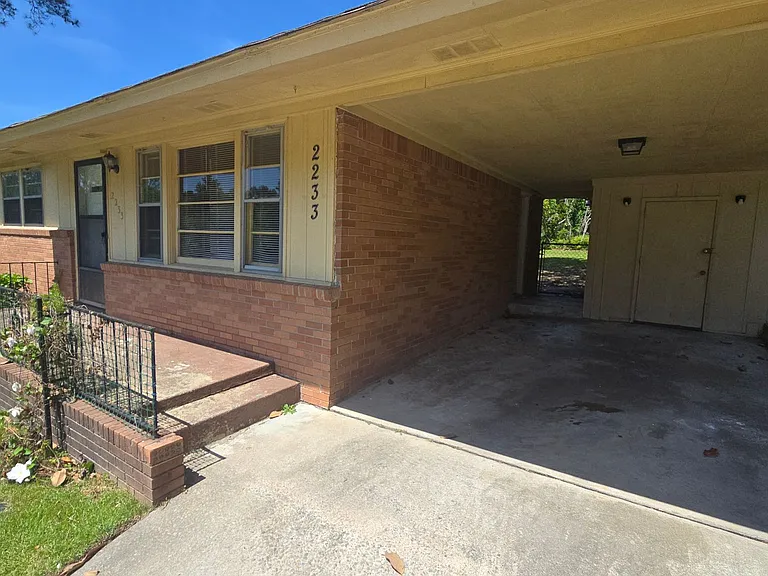 2233 Windsor Dr — Photo 3