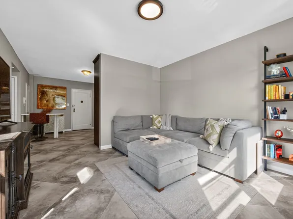 162-41 Powells Cove Boulevard image 2 of 12