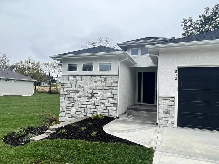 1533 SW Hedgewood Ln — Photo 2