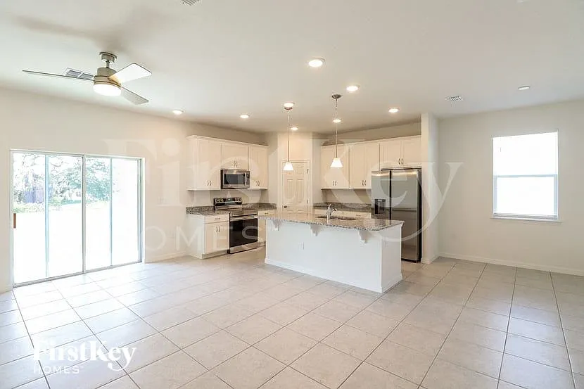 4 bed, 3.0 bath, 2001 sqft, $1,860 — Photo 4