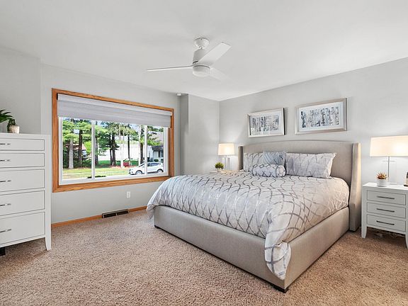 5th image of 827 E Woodland Trl