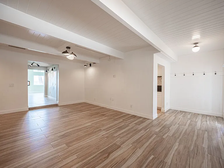 330 E Country Club Dr — Photo 60