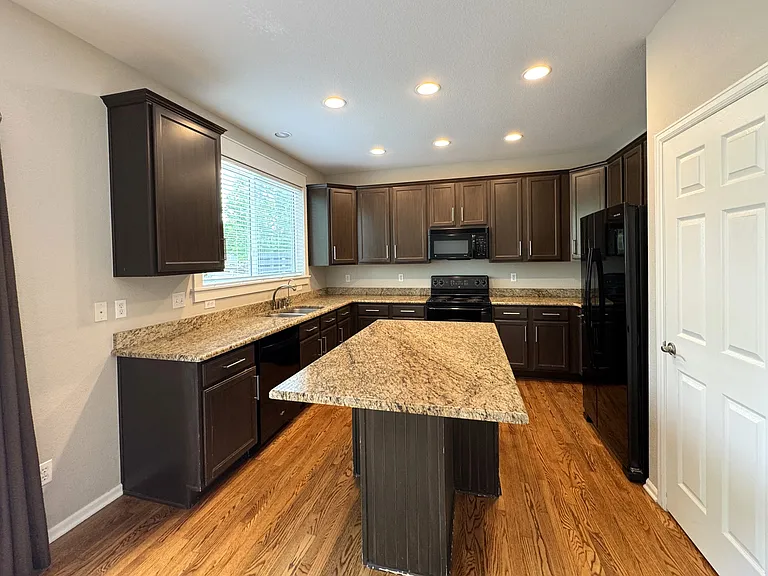 2390 Broadleaf Loop — Photo 8