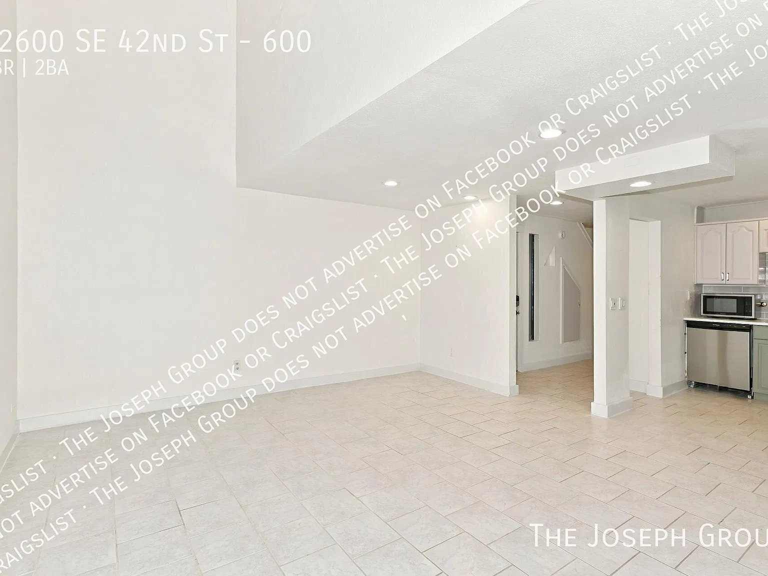 Two Bed Bellevue Townhome With Vaulted Ceilings & Private Patio — Photo 2