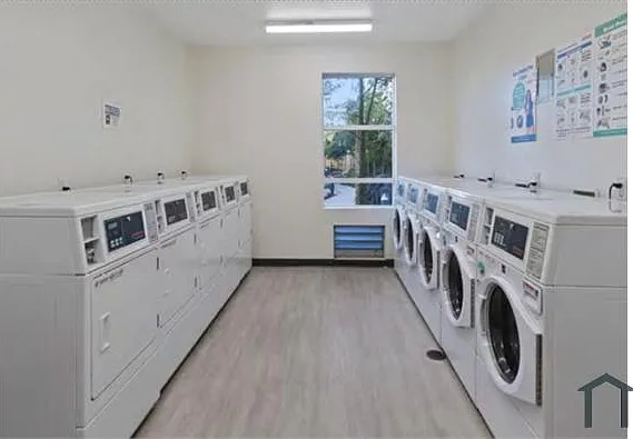 4252 Crenshaw Blvd — Photo 3