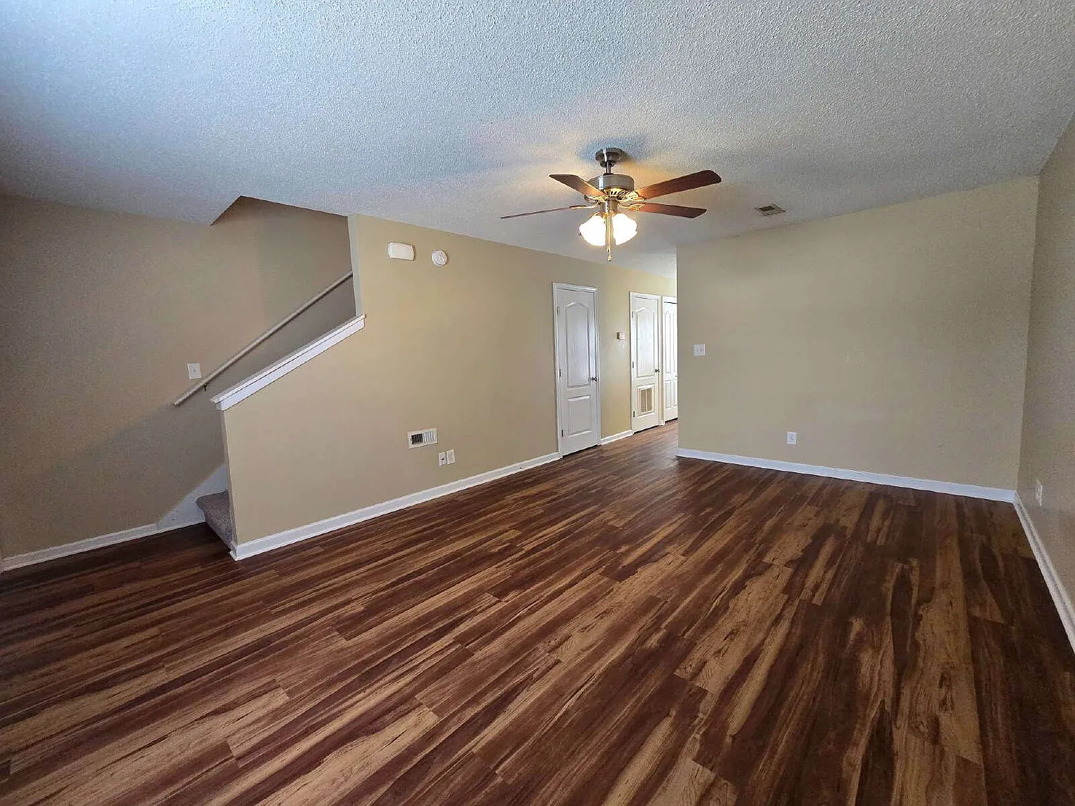 2 bed, 1.5 bath, 1050 sqft, $1,095 — Photo 3