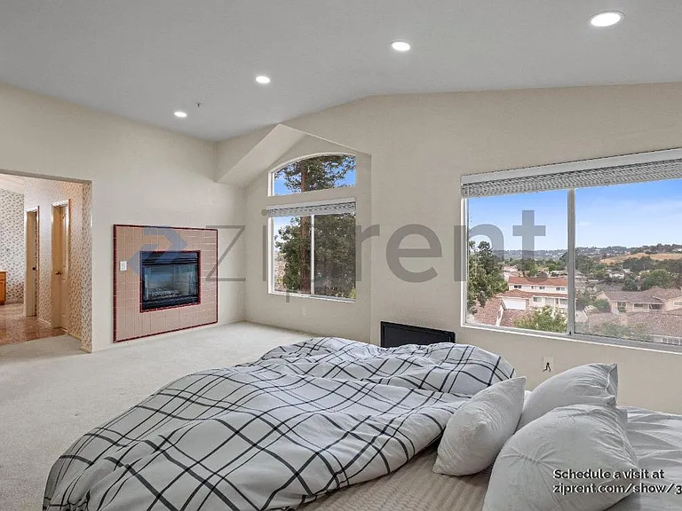 1001 Sandhurst Dr — Photo 32