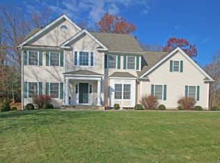 2 Quail Hollow Ln, Sandy Hook, CT 06482