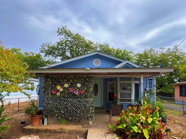 1709 Ave E, Hondo, TX 78861