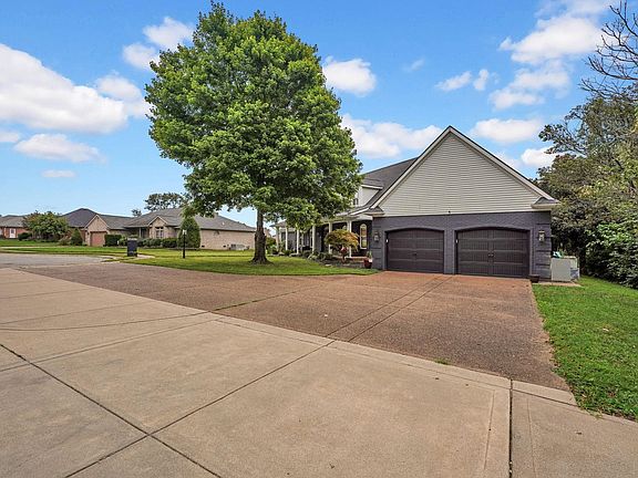 4th image of 2346 Balmoral Dr