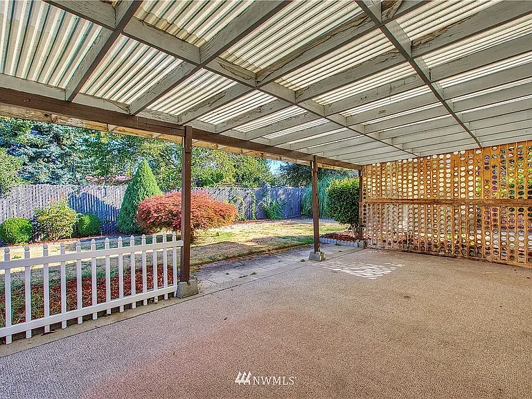 2920 NE 8th Pl — Photo 6