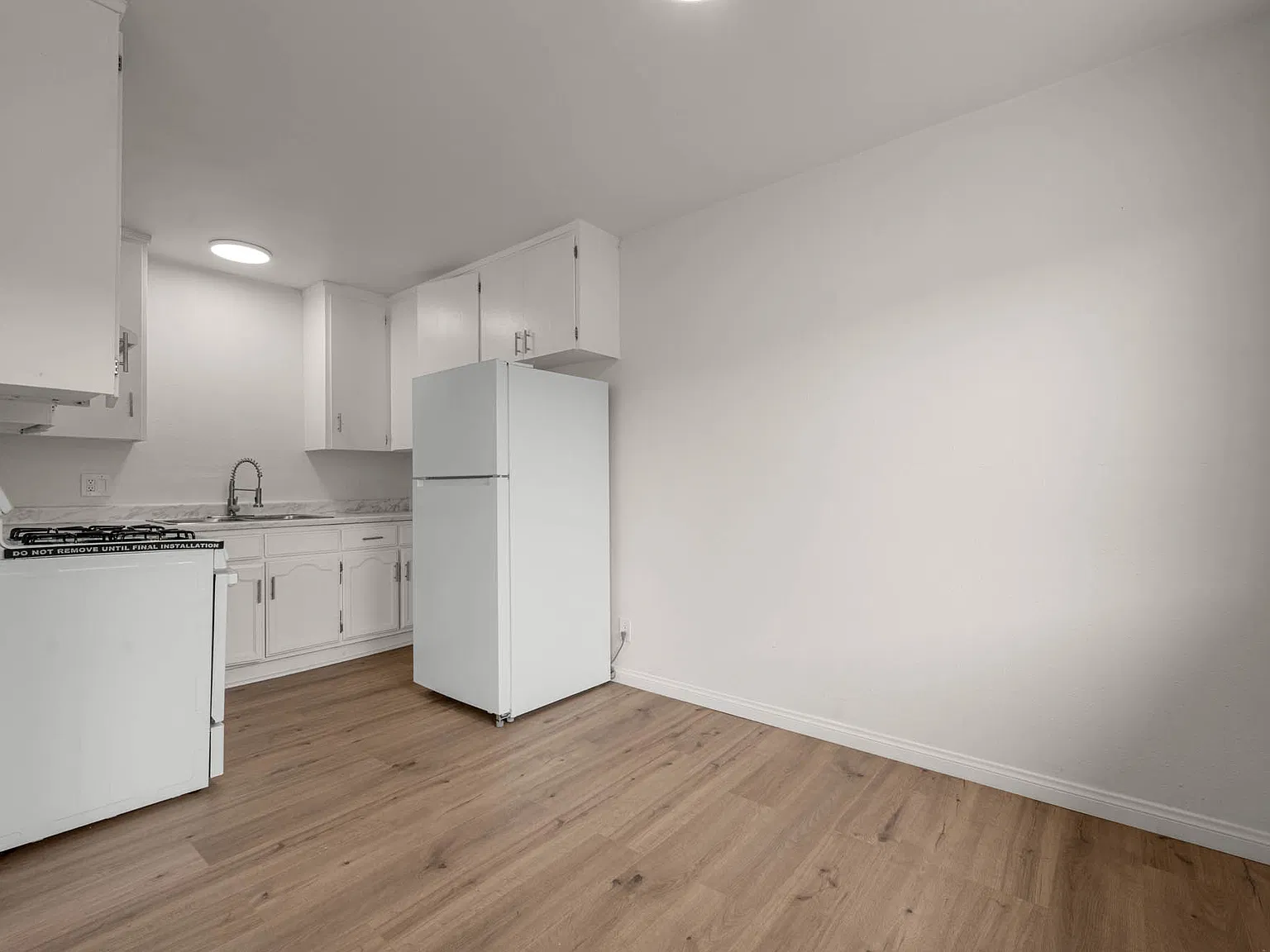 14636 Blythe St — Photo 4