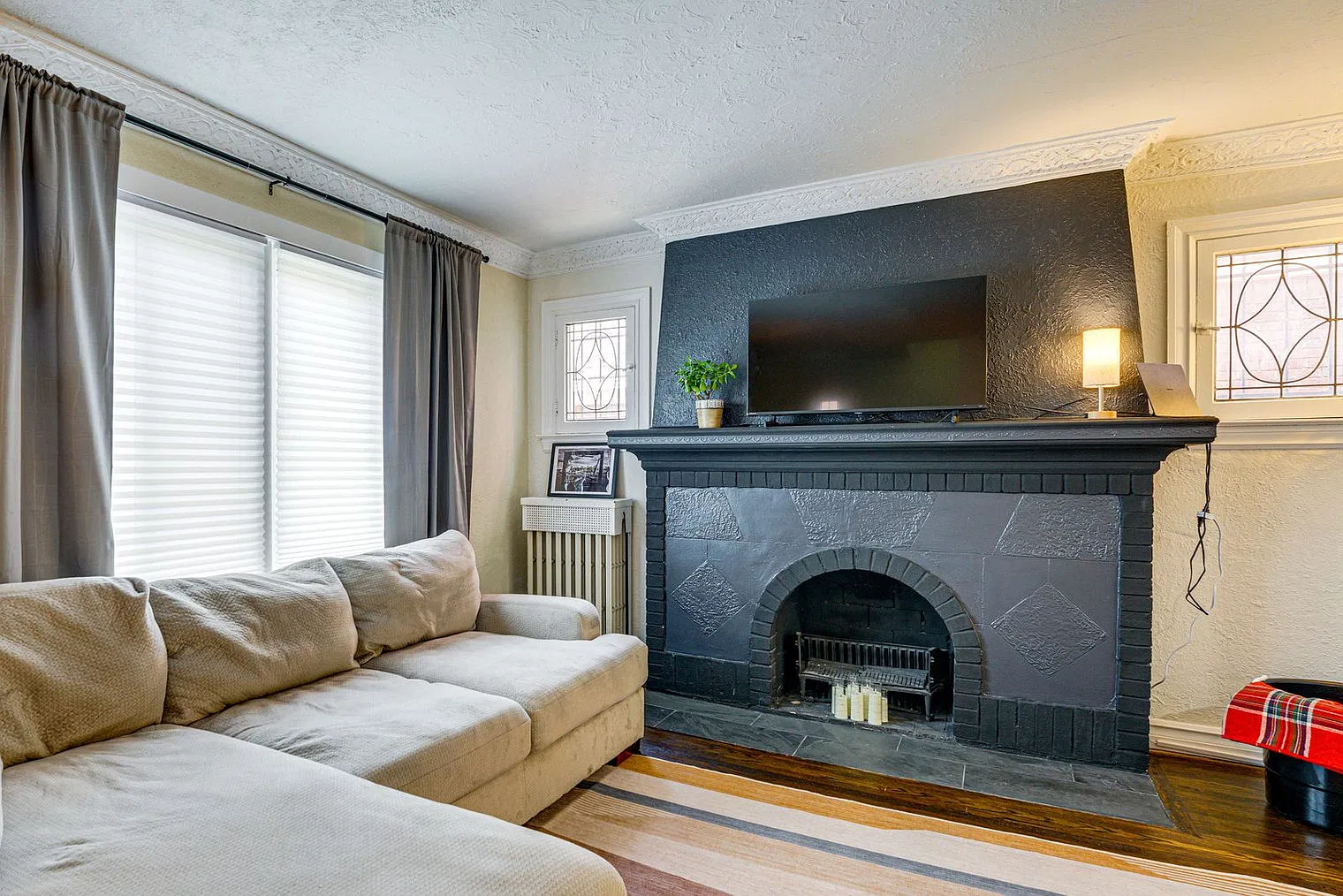 3 bed, 1.0 bath, 1862 sqft, $3,864 — Photo 3