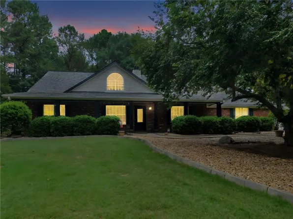 219 Riverbrook Ct, McDonough, GA 30252