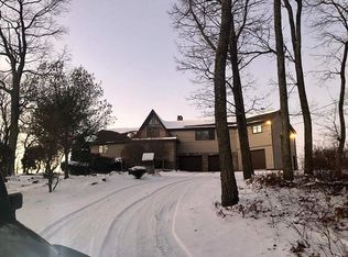 9 Conyngham Crest Dr, Sugarloaf, PA 18249