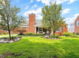 596 Hampton Rd, Grosse Pointe Woods, MI 48236