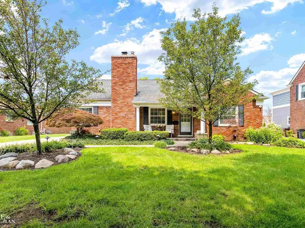 596 Hampton Rd, Grosse Pointe Woods, MI 48236