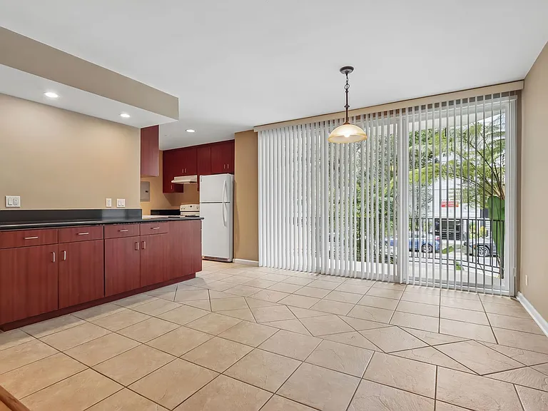 116 N Wetherly Dr — Photo 33