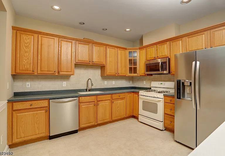 215 Raymound Blvd — Photo 5