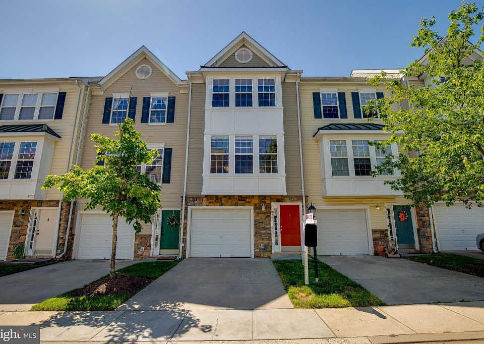 1st image of 22998 Fontwell Sq