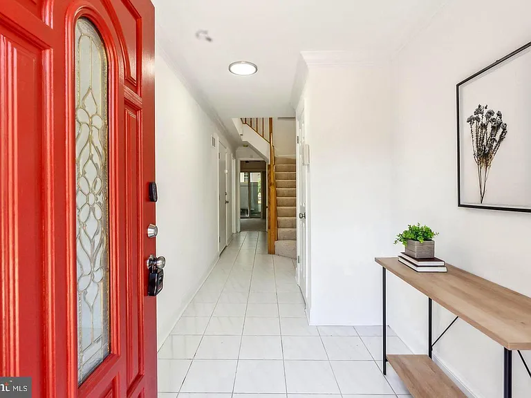 695 W Glebe Rd — Photo 3