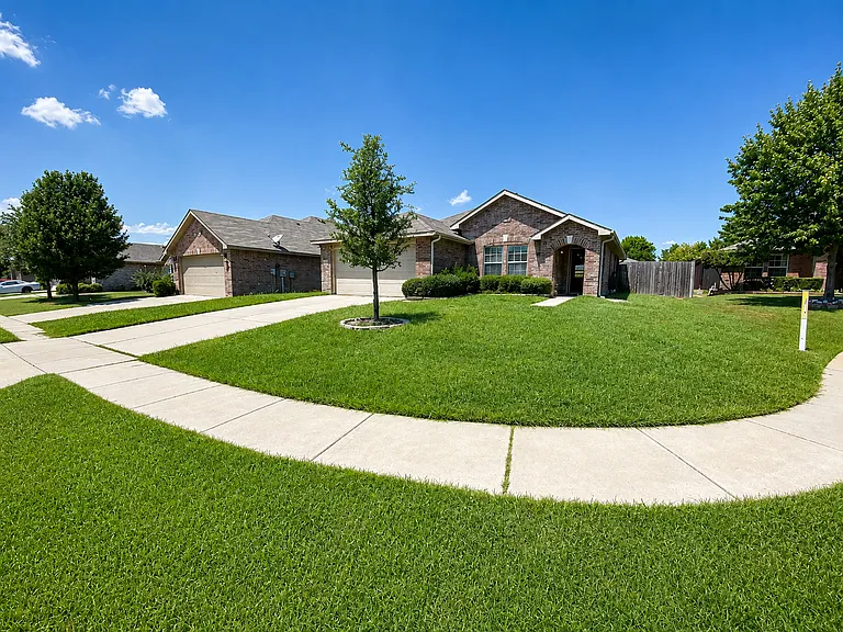 1921 Nightingale Dr — Photo 2