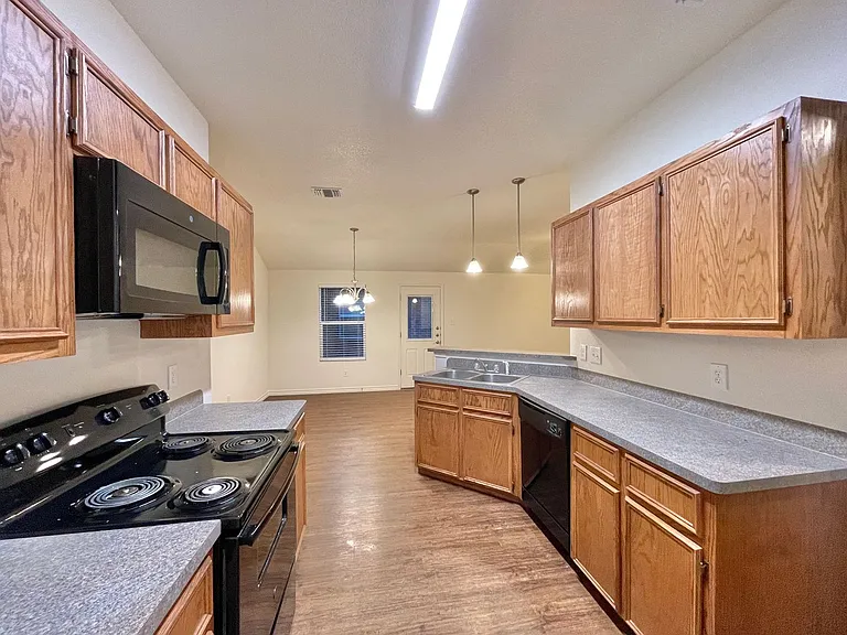901 Lasso Dr — Photo 9