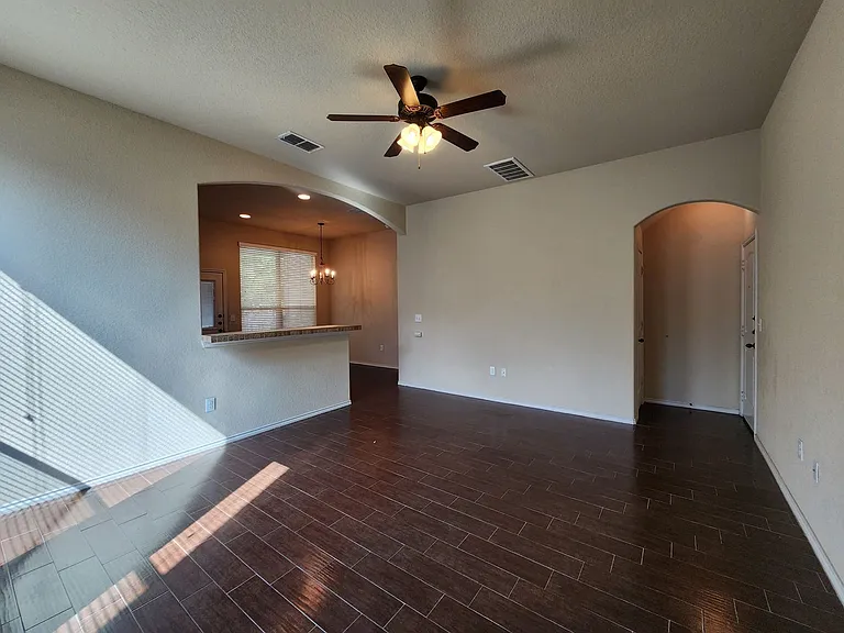 622 Creekside Cir — Photo 2
