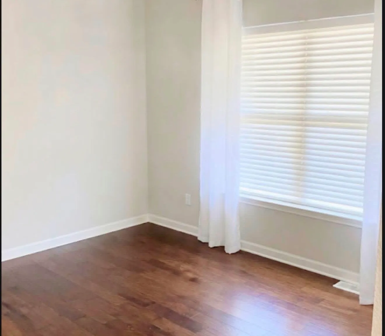 4 bed, 2400 sqft, $2,728 — Photo 3