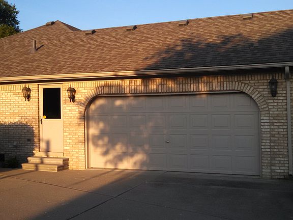 3rd image of 43015 Hillcrest Dr