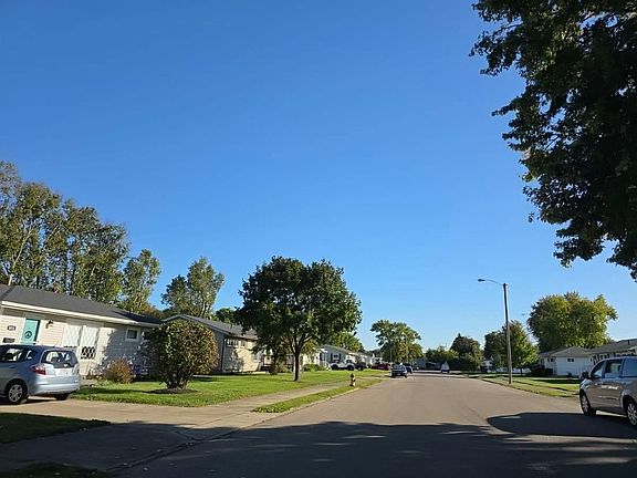 4th image of 1075 Meadow Ln