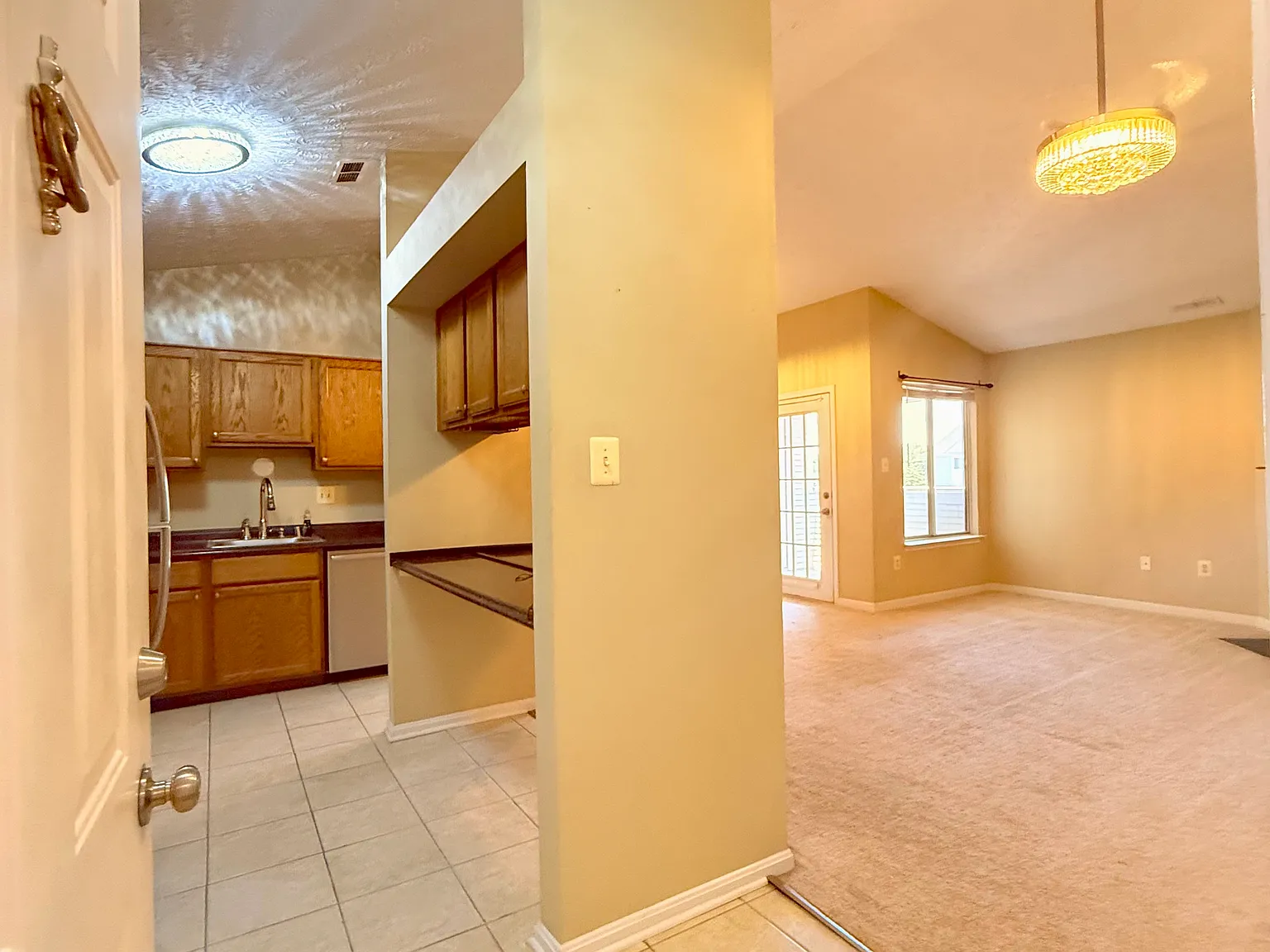 2 bed, 1013 sqft, $2,000 — Photo 2