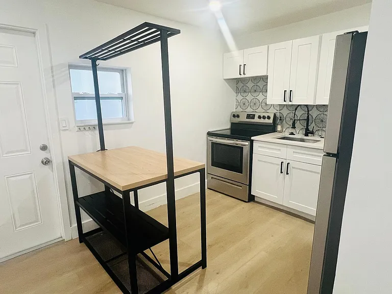 1720 N 17th Ave #6 — Photo 1