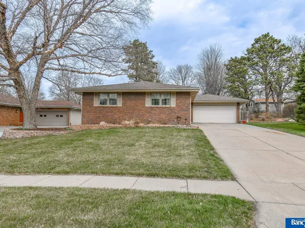 6216 Deerwood Dr, Lincoln, NE 68516