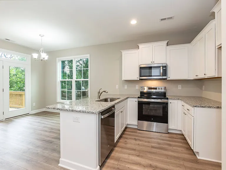 737 Grover Ln — Photo 10