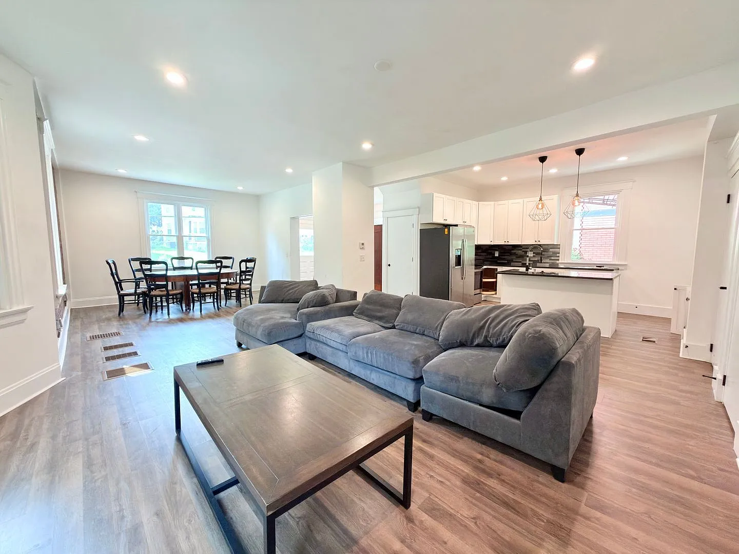 5 bed, 2.5 bath, 2360 sqft, $3,195 — Photo 4