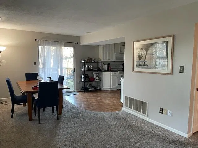 2 bed, 940 sqft, $1,625 — Photo 3
