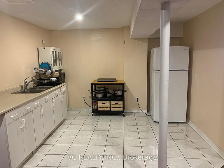 1625 Astrella Cres — Photo 4