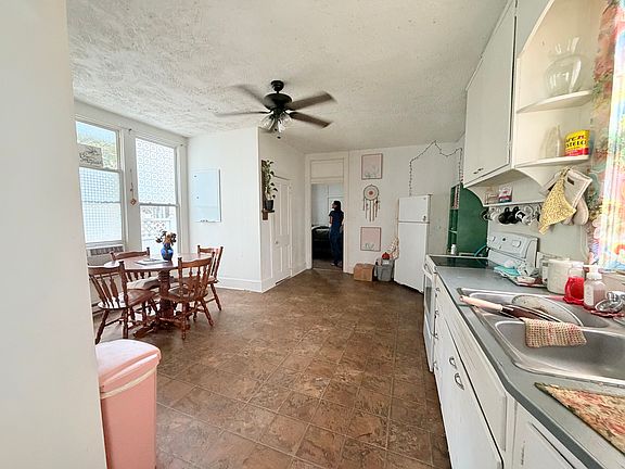 5th image of 271 N Montgomery St #271